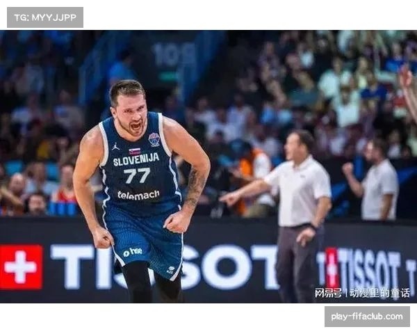 赛后东契奇里夫斯互动引发讨论，两人动作被媒体捕捉